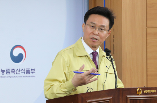 이재욱 농림축산식품부 차관이 13일 오전 세종시 정부세종청사에서 구제역 NSP(감염항체) 추가발생 관련 방역대책 브리핑을 하고 있다. 연합뉴스